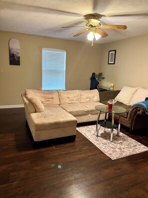 Smart TV - COZY STAY C
Near Fort Campbell, APSU, exit 1 & 4, 2bed Apartment, Self Checking (Clarksville)