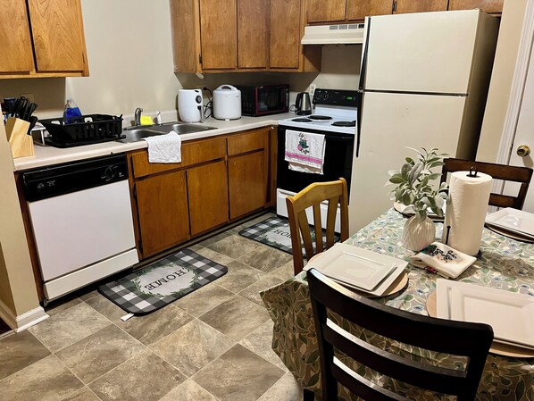 Fridge, microwave, oven, stovetop - COZY STAY C
Near Fort Campbell, APSU, exit 1 & 4, 2bed Apartment, Self Checking (Clarksville)