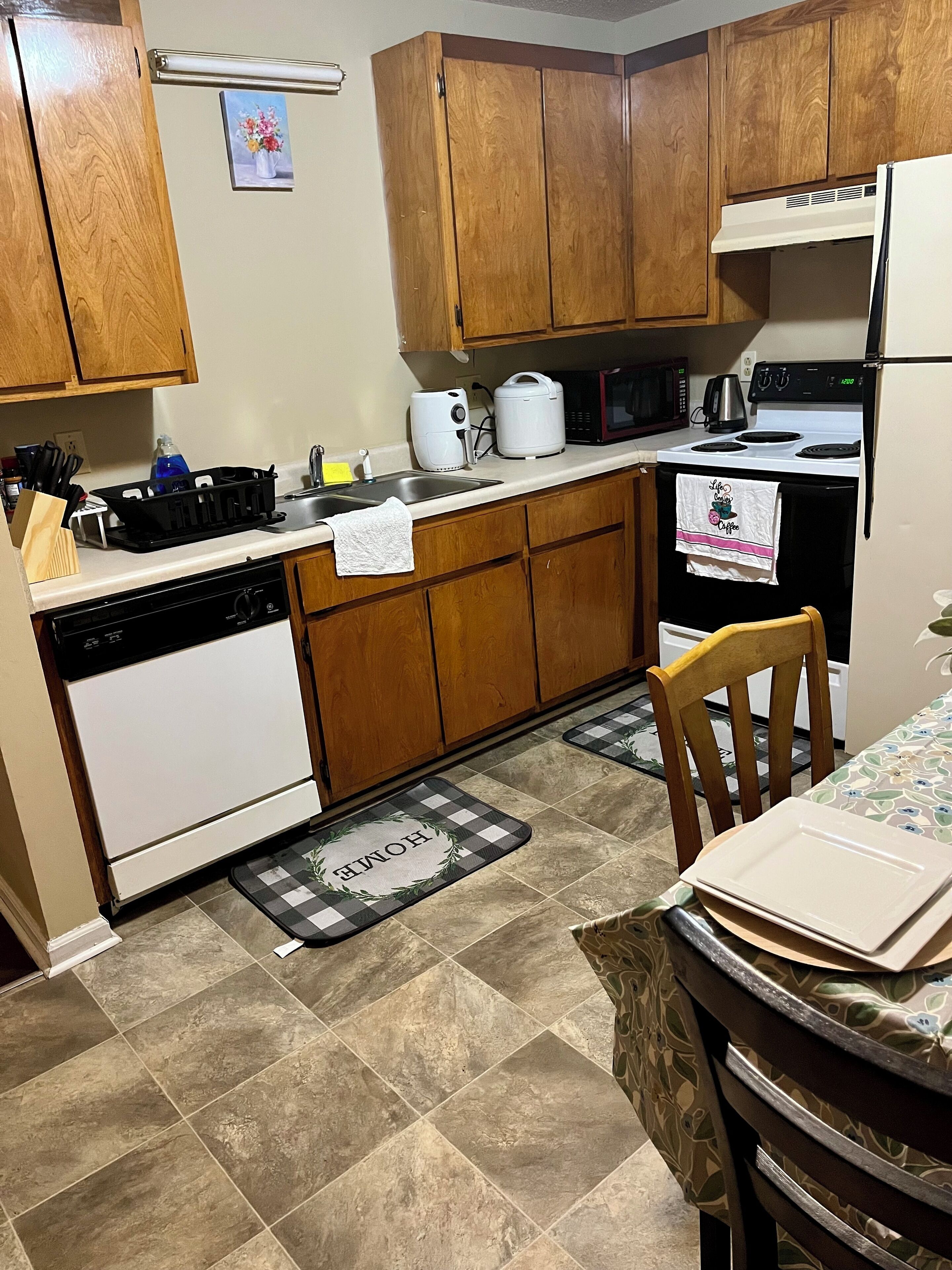 Refrigerador, microondas, horno y parrilla de estufa 