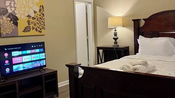 Escritorio, tabla de planchar con plancha, wifi gratis y ropa de cama