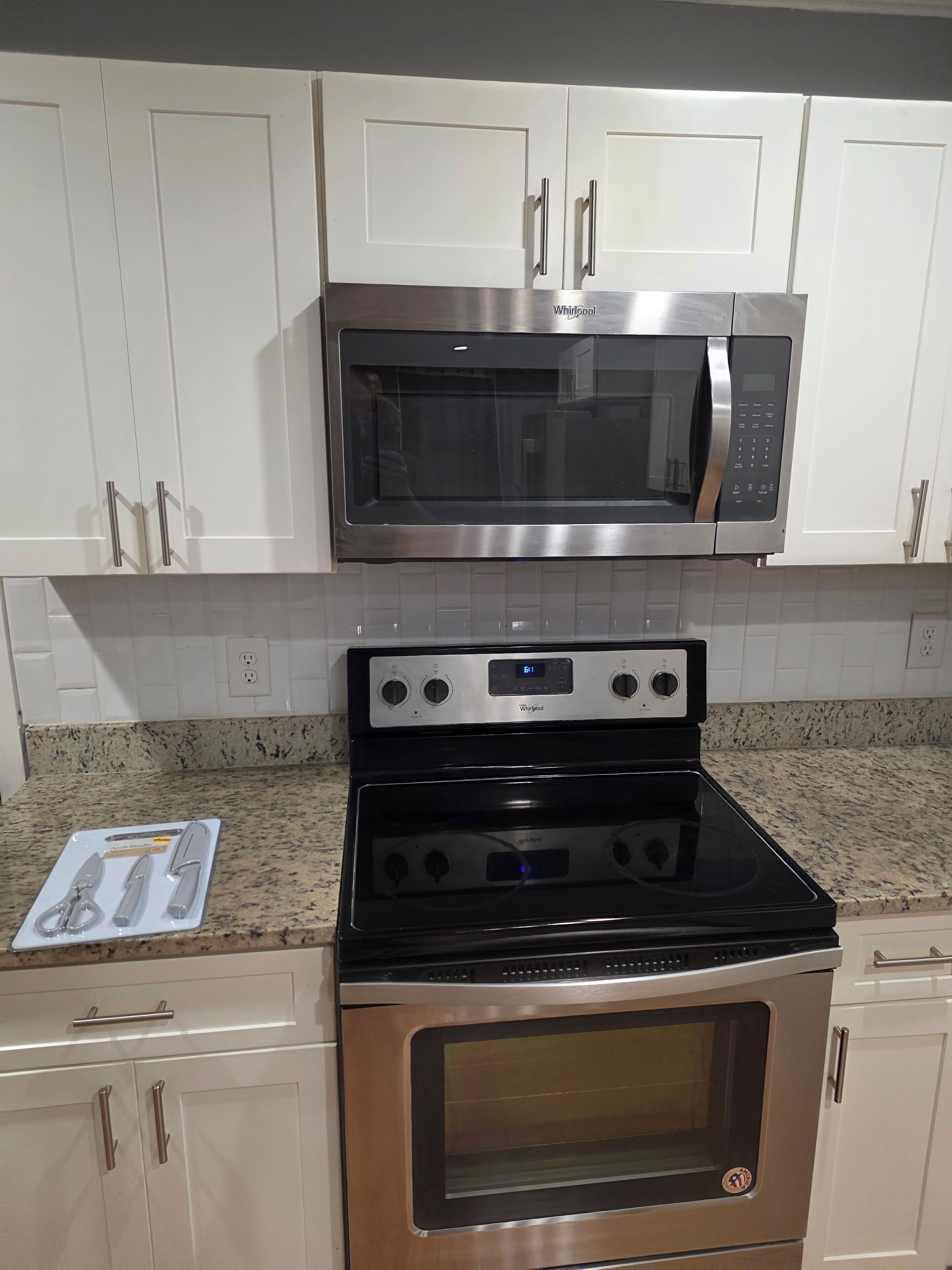 Refrigerador, microondas, horno y parrilla de estufa 