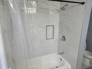 Serviettes fournies, savon, papier toilette