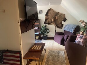 Smart TV, fireplace, DVD player, books - Get away from city life, stay at The Historic Gold Cup Lodge in Strawberry Vally (Strawberry Valley)