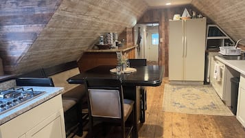 Kühlschrank, Mikrowelle, Wasserkocher mit Kaffee-/Teezubehör