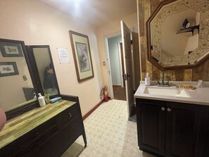 Shower, towels, soap, shampoo - Get away from city life, stay at The Historic Gold Cup Lodge in Strawberry Vally (Strawberry Valley)