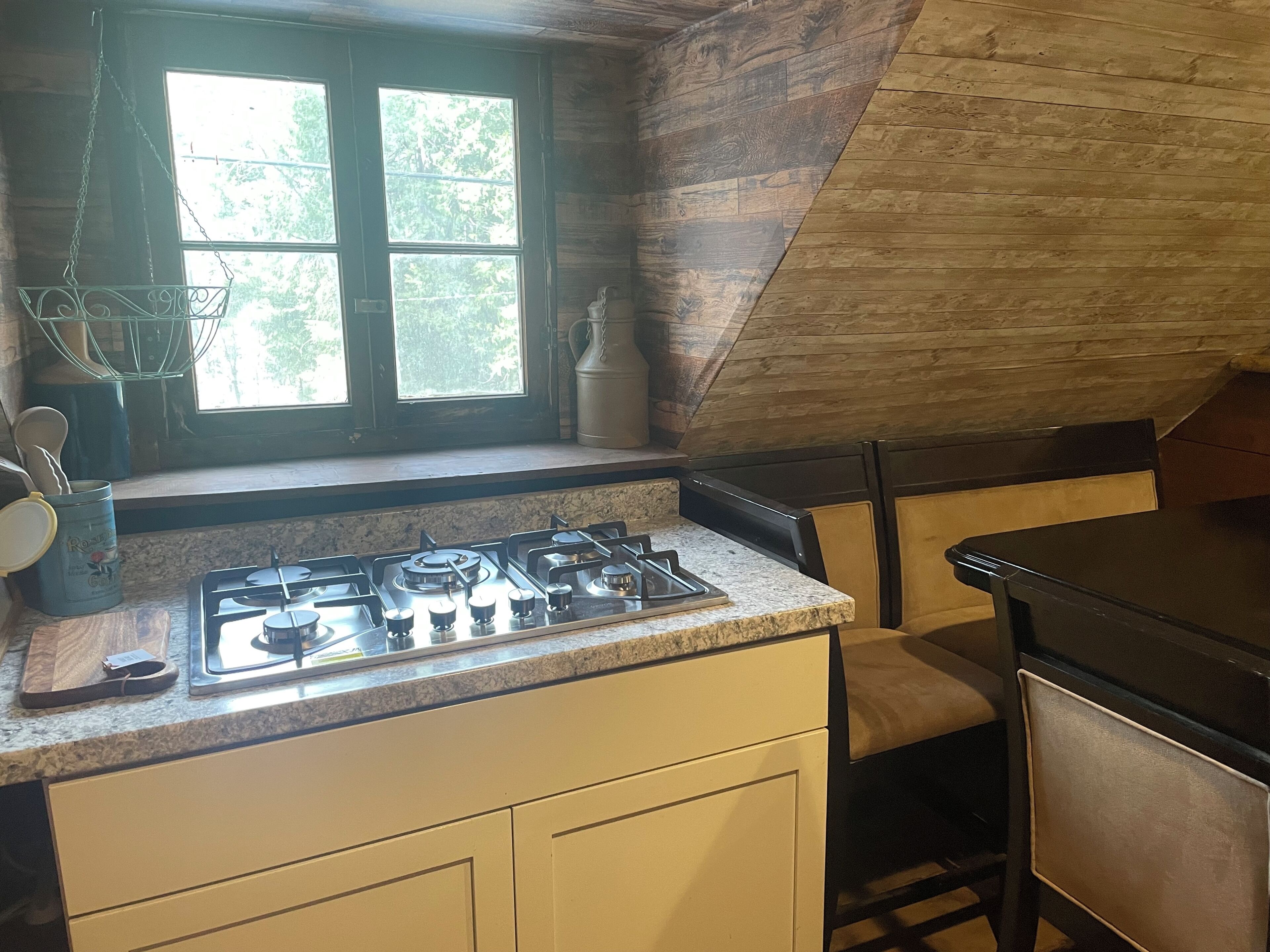 Fridge, microwave, coffee/tea maker, cookware/dishes/utensils