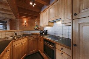 Jääkaappi, uuni, astianpesukone, kahvin-/teenkeitin