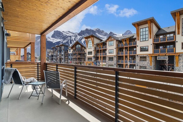 Property grounds - Alpine Condo | Steps to Dining, Trails & Parks (Canmore)