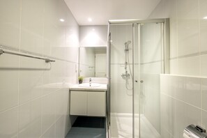 Shower, hair dryer, towels - Villa Rhodia: village location, pool, Wifi, A/C, sleeps 10 (Steni)