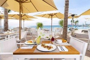 تناول الطعام بالخارج