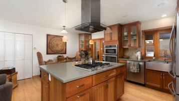 雪櫃、微波爐、焗爐、爐具