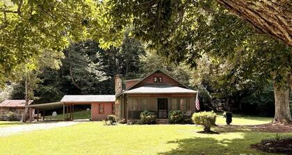 Classic Blue Ridge Cabin Between Helen & Hiawassee