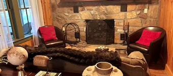 Tranquil 2-bedroom cabin on the head waters of the Hiawassee River