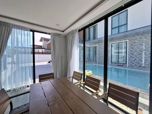 Pool - luxury  5-bedroom private pool villa-modern ,spacious holiday stay for group. (เมืองพัทยา)