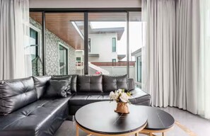 Interior - luxury  5-bedroom private pool villa-modern ,spacious holiday stay for group. (เมืองพัทยา)