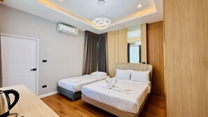 Iron/ironing board, WiFi, bed sheets - luxury  5-bedroom private pool villa-modern ,spacious holiday stay for group. (เมืองพัทยา)