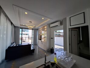 Interior - luxury  5-bedroom private pool villa-modern ,spacious holiday stay for group. (เมืองพัทยา)