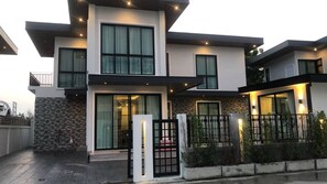 Exterior - luxury  5-bedroom private pool villa-modern ,spacious holiday stay for group. (เมืองพัทยา)