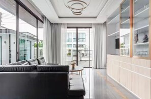 Interior - luxury  5-bedroom private pool villa-modern ,spacious holiday stay for group. (เมืองพัทยา)