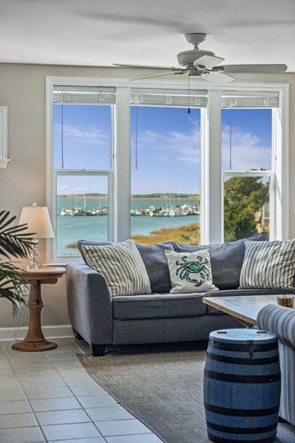 Beach Daze-Riverfront Condo, Short walk to Downtown Folly!