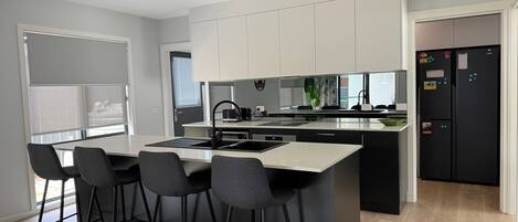 Jääkaappi, mikroaaltouuni, uuni, liesi