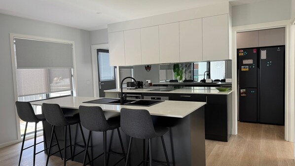 Frigorífico, microondas, horno y placa de cocina