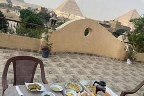 Outdoor dining - Timo Pyramids View : Deluxe Triple Room (Giza Governorate)