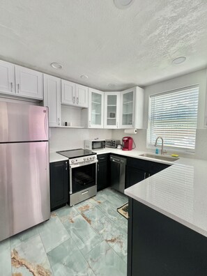 Private kitchen - 1bd/1ba plus a DEN- free KAYAK or bring your BOAT (St. Petersburg)