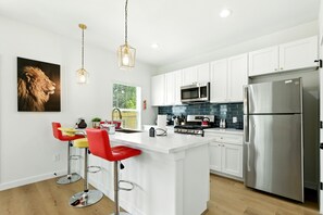 Fridge, microwave, oven, stovetop - Brand-New 3BR/2.5 BA. Mins to Downtown & Airports (Houston)