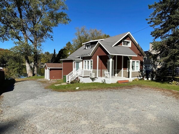 Exterior - Chalet Petit Bonheur - Waterfront (beautiful beach) - Fully equipped (Val-des-Bois)