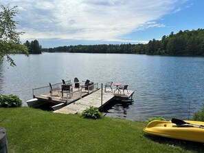 Outdoor dining - Chalet Petit Bonheur - Waterfront (beautiful beach) - Fully equipped (Val-des-Bois)