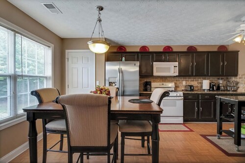 6BR Home • Spacious Yard + Grill • Peaceful Suburb