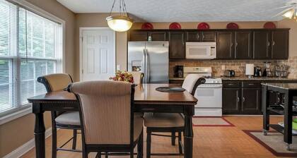 6BR Home • Spacious Yard + Grill • Peaceful Suburb