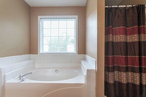 Towels - 6BR Home • Spacious Yard + Grill • Peaceful Suburb (Locust Grove)