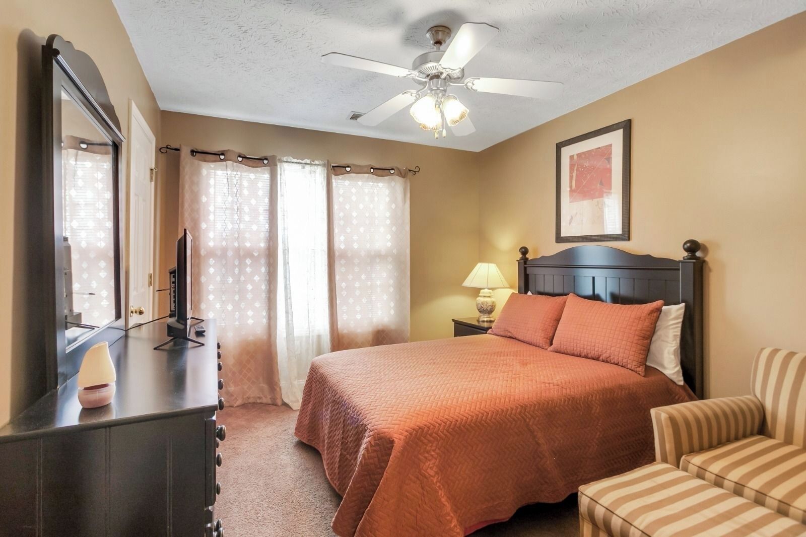 Työpöytä, silitysrauta/-lauta, Wi-Fi, vuodevaatteet