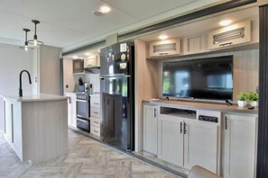 Refrigerador, microondas, horno y parrilla de estufa 