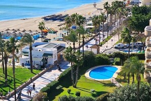 Un resort con piscina, acceso a la playa y estacionamiento.