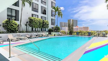 Una piscina al aire libre