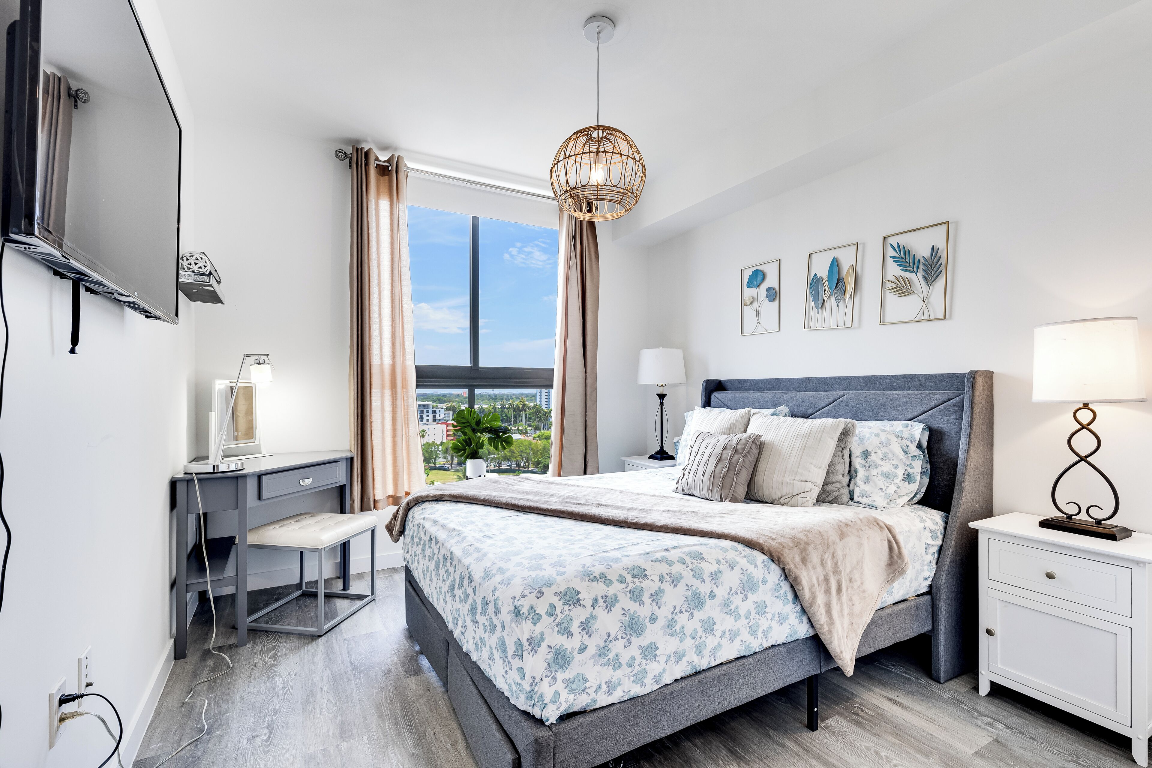 Skrivebord, skrivebord for bærbar PC og strykejern/-brett