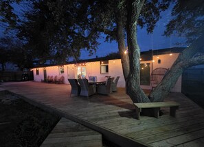 Outdoor dining - Canal Home with Private Pool! Bring the family & your boat! Beautiful Sunsets (Corpus Christi)