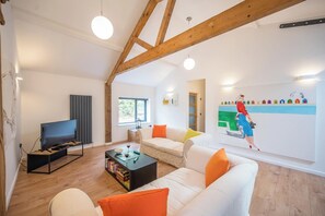 TV - Curly Tail Barn, Ashfield (Stowmarket)