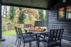 Outdoor dining - Curly Tail Barn, Ashfield (Stowmarket)