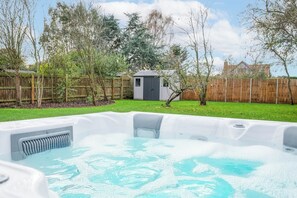 Outdoor spa tub - 100 Leiston Road, Aldeburgh (Aldeburgh)