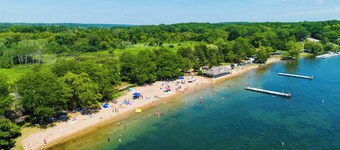 Lakeside Family Home  Walk to Beach