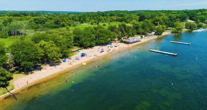 Lakeside Family Home Walk to Beach