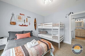 3 chambres, bureau, fer et planche à repasser, lit de bébé portatif