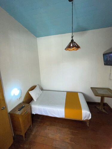 HOSTAL LLUVIA DE ORO 3 min from the historic center of Arequipa's main square.