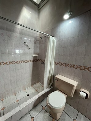 Serviettes fournies, savon, papier de toilette