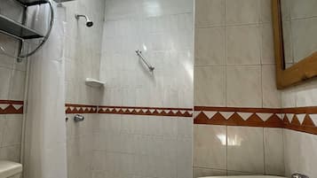 毛巾、肥皂、卫生纸