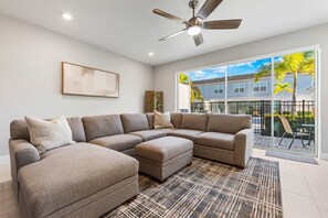 Living area - The Serenity Townhome (Kissimmee)
